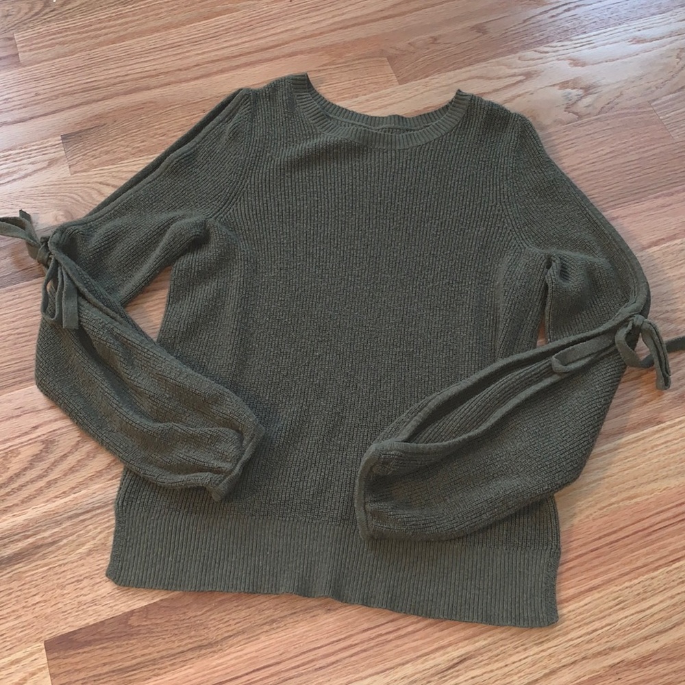 AE army green sweater!
